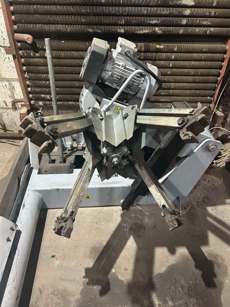 Шиномонтажный станок ESBerg TCS-52b готовый к работе